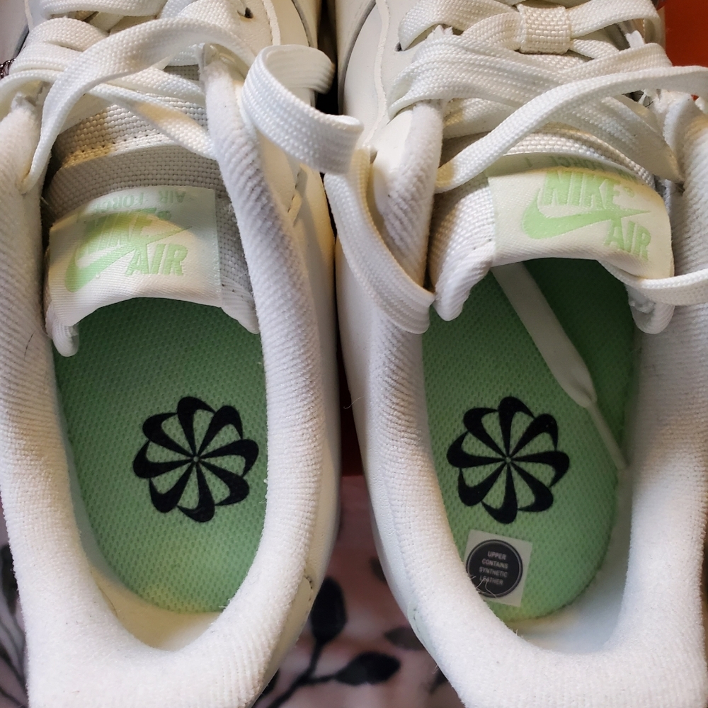 Nike Air Force 1  size 10.5 - Picture 4 of 9